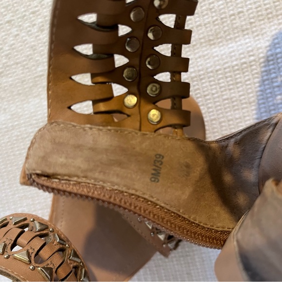 VINCE CAMUTO SEXY STUD SANDAL SIZE 9 - Picture 8 of 9